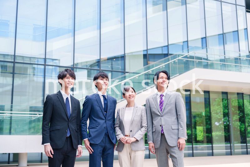 未来を見つめるビジネスパーソン