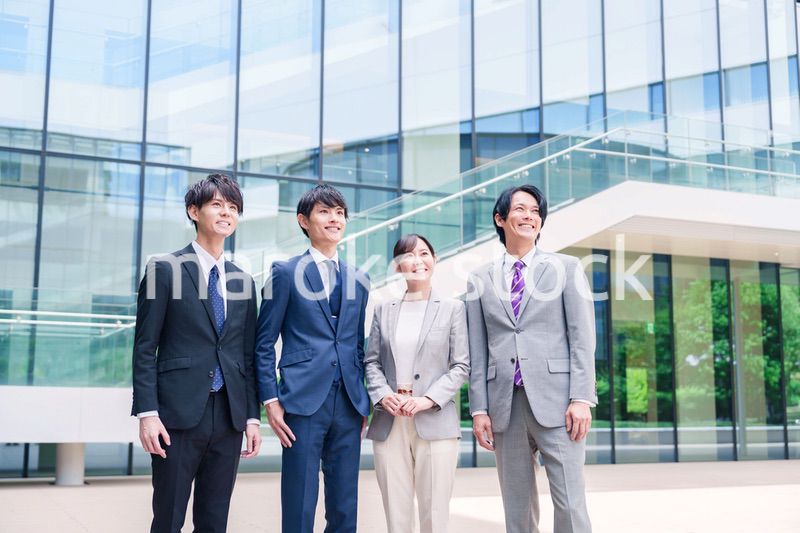 未来を見つめるビジネスパーソン