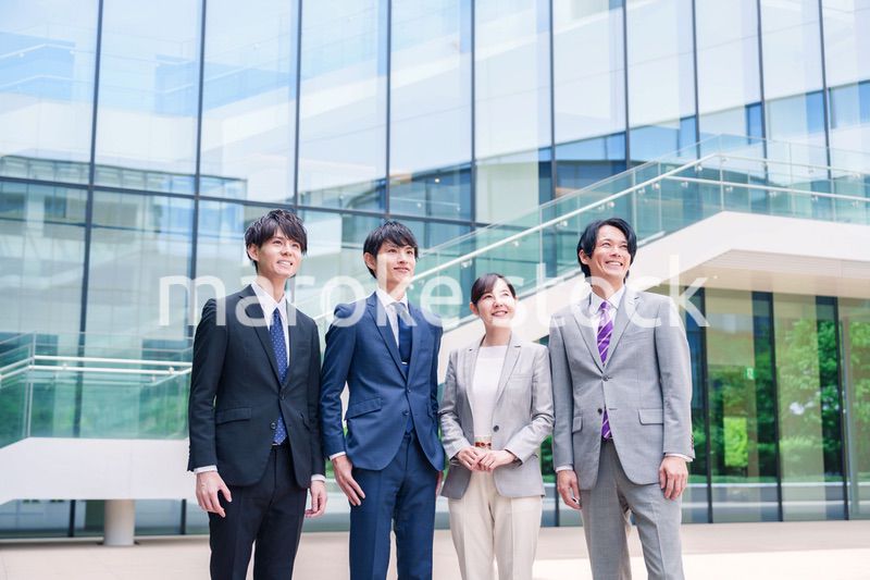 未来を見つめるビジネスパーソン