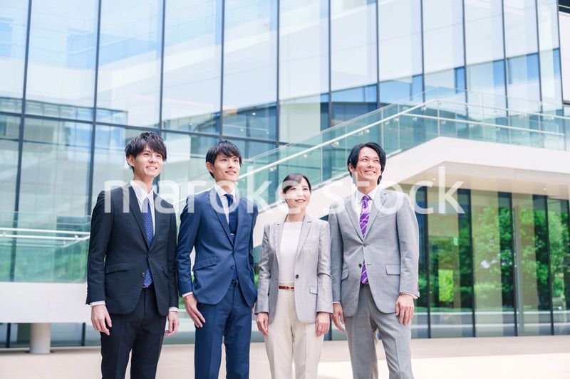 未来を見つめるビジネスパーソン