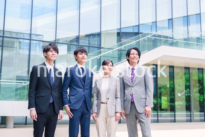 未来を見つめるビジネスパーソン