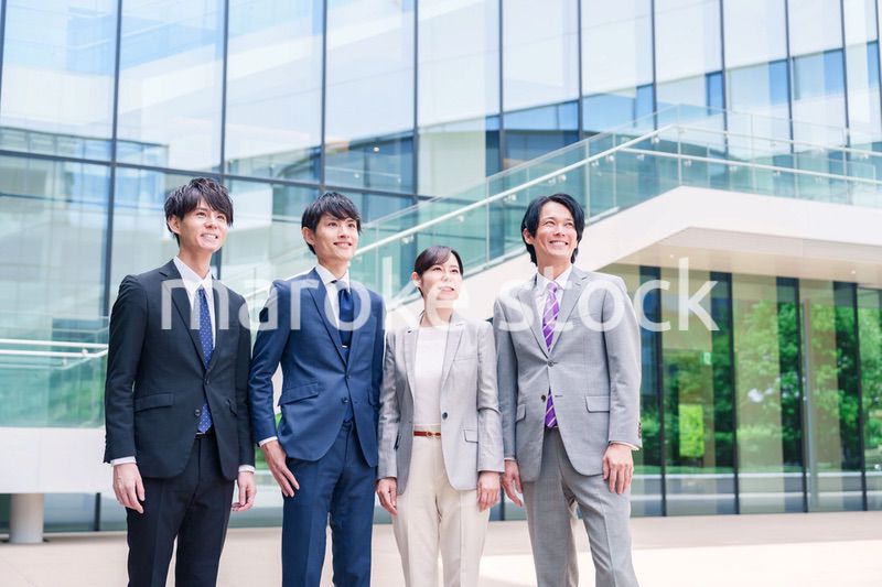 未来を見つめるビジネスパーソン