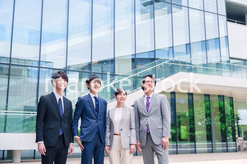 未来を見つめるビジネスパーソン