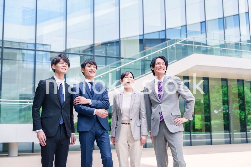 未来を見つめるビジネスパーソン