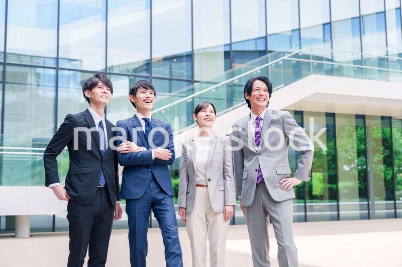 未来を見つめるビジネスパーソン