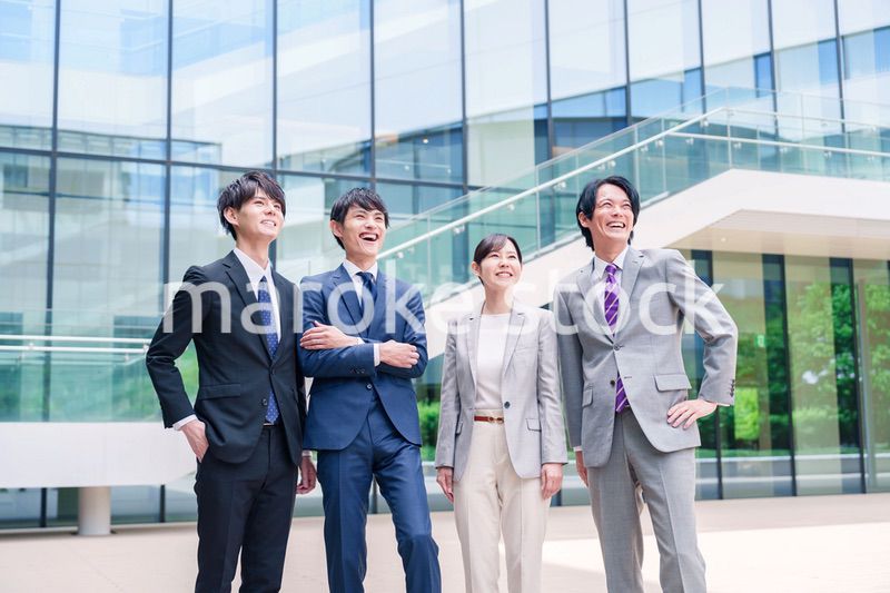 未来を見つめるビジネスパーソン