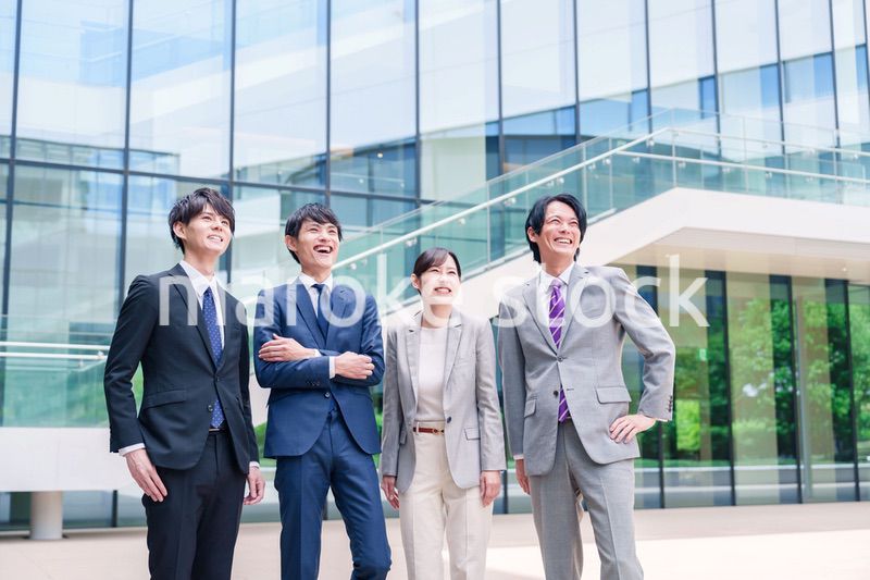 未来を見つめるビジネスパーソン