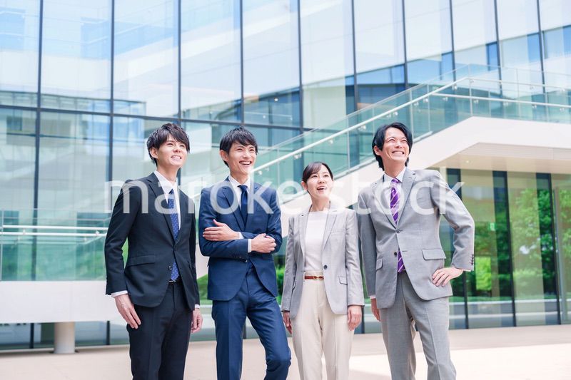 未来を見つめるビジネスパーソン