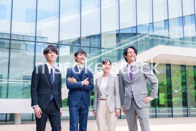 未来を見つめるビジネスパーソン