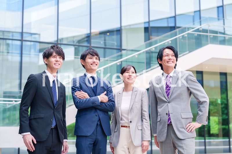 未来を見つめるビジネスパーソン