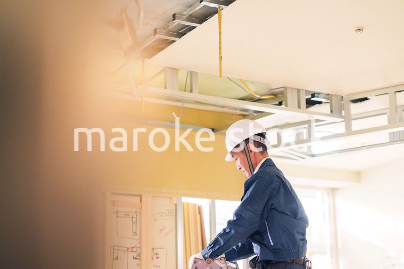 マンションのリフォーム現場で働く男性の大工