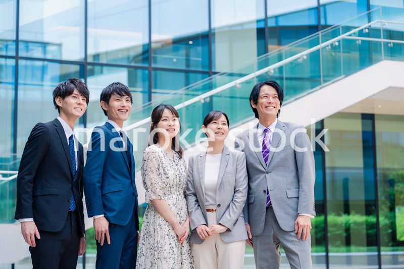 笑顔で未来を見つめるビジネスパーソン