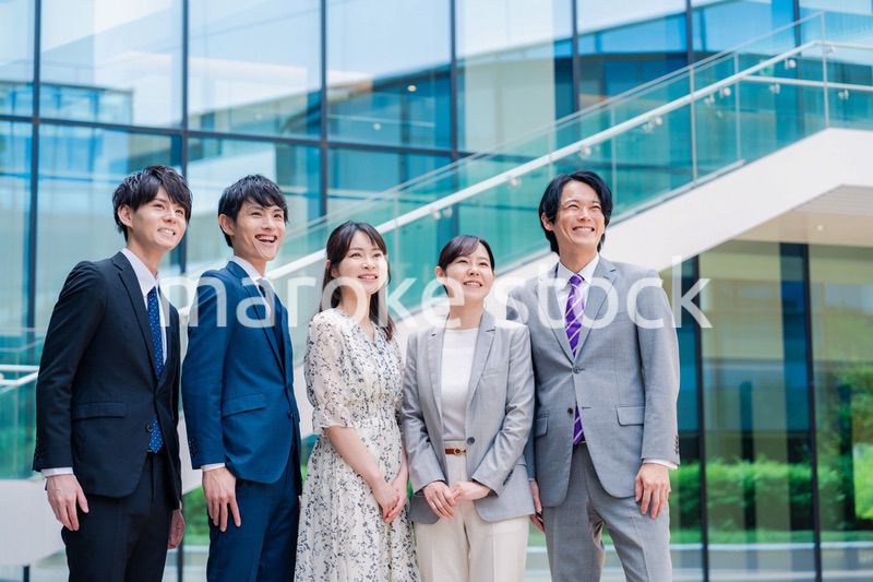 笑顔で未来を見つめるビジネスパーソン