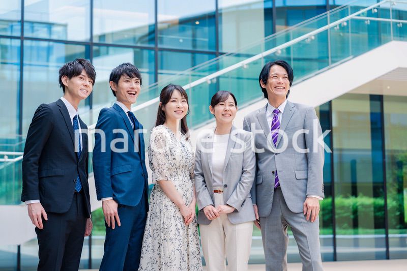 笑顔で未来を見つめるビジネスパーソン