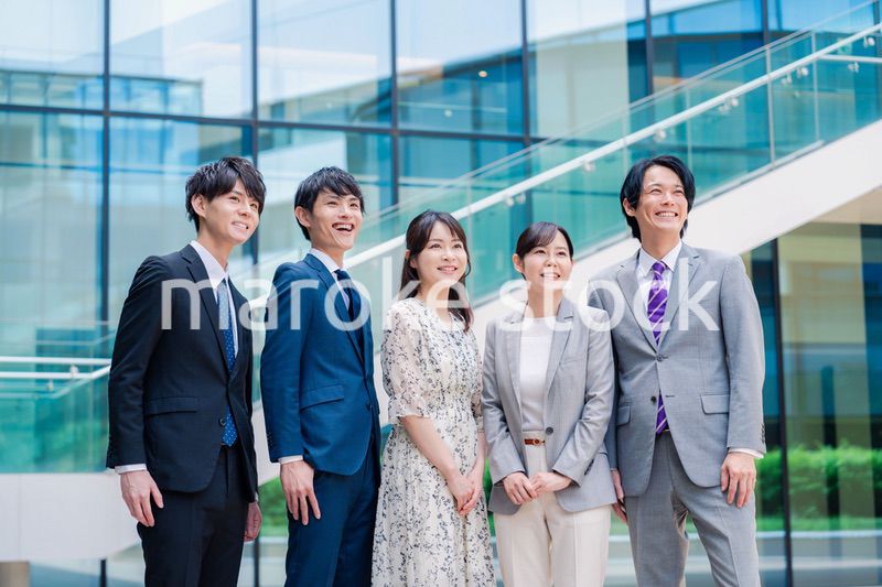 笑顔で未来を見つめるビジネスパーソン