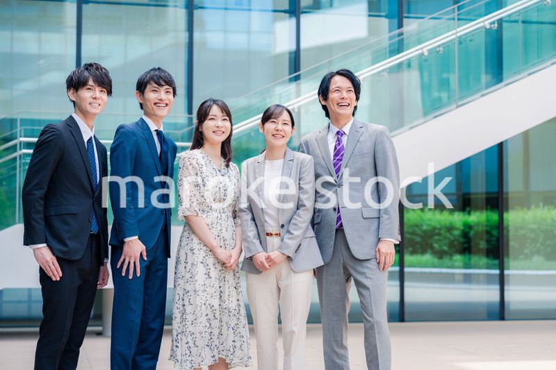 笑顔で未来を見つめるビジネスパーソン