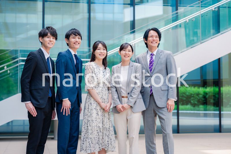 笑顔で未来を見つめるビジネスパーソン