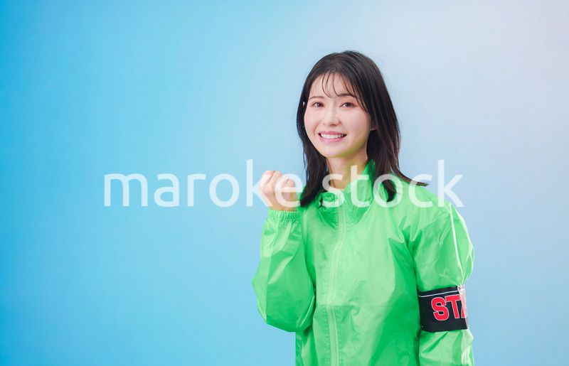 笑顔でお客様を案内するイベントスタッフ（水色背景）