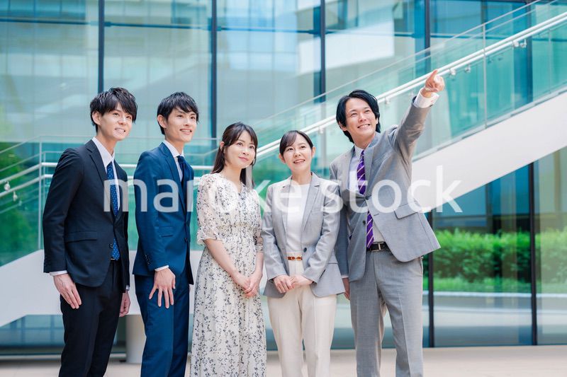 笑顔で未来を見つめるビジネスパーソン