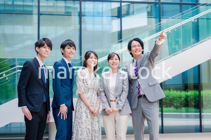 笑顔で未来を見つめるビジネスパーソン