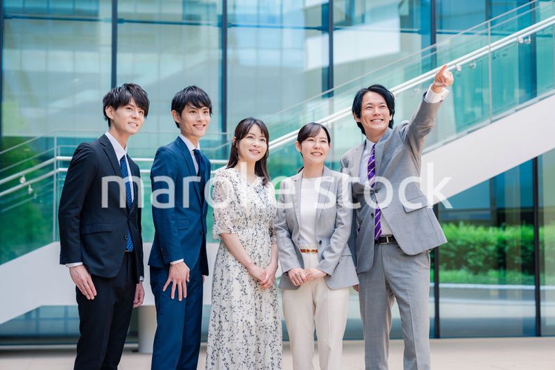 笑顔で未来を見つめるビジネスパーソン