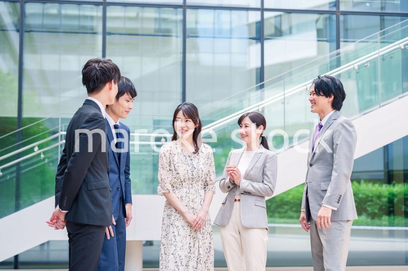 屋外で談笑をするビジネスパーソン