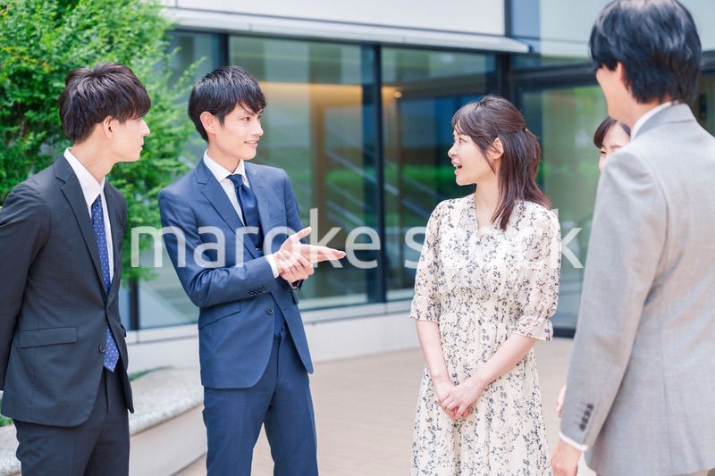 屋外で談笑をするビジネスパーソン