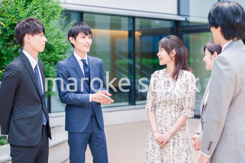 屋外で談笑をするビジネスパーソン