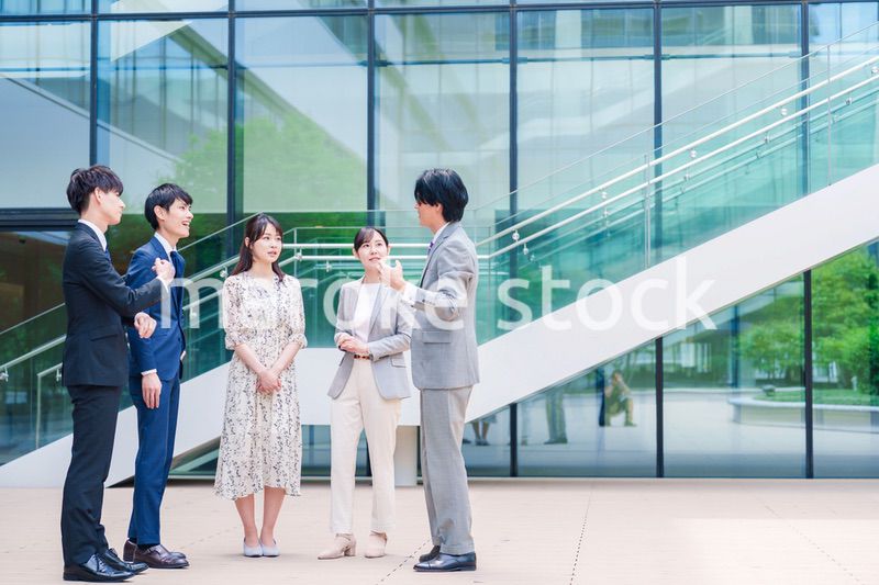 屋外で談笑をするビジネスパーソン