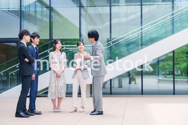 屋外で談笑をするビジネスパーソン