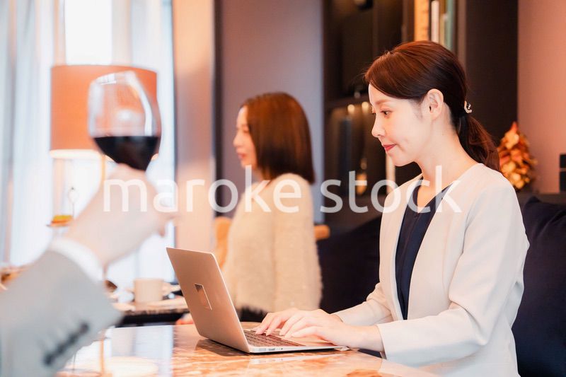 ホテルのラウンジで仕事をする女性のビジネスパーソン