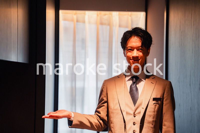 ラグジュアリーホテルで働く男性スタッフ