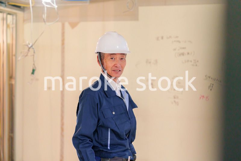 マンションのリフォーム現場で働く男性の大工