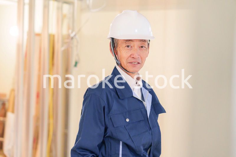 マンションのリフォーム現場で働く男性の大工