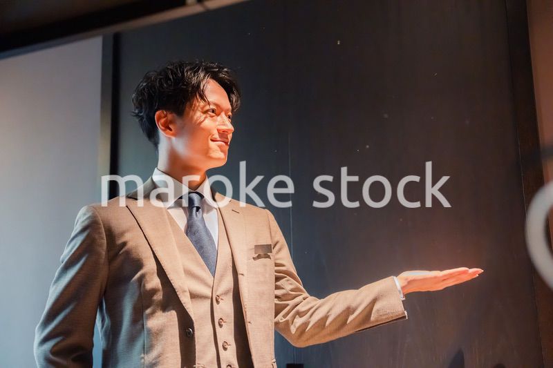 ラグジュアリーホテルで働く男性スタッフ