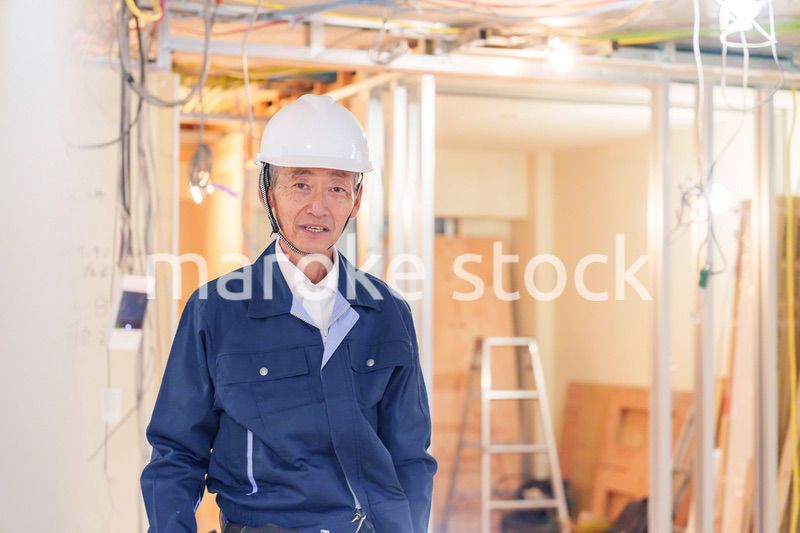 マンションのリフォーム現場で働く男性の大工