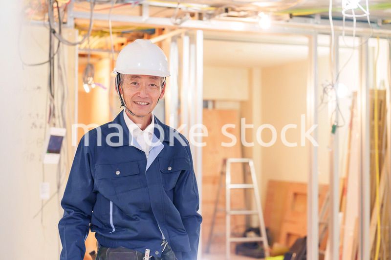 マンションのリフォーム現場で働く男性の大工