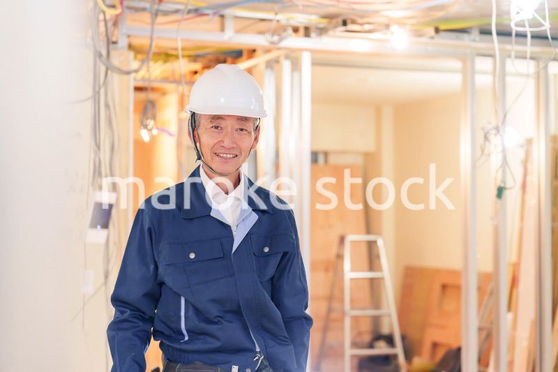 マンションのリフォーム現場で働く男性の大工