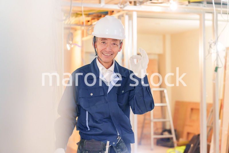 マンションのリフォーム現場で働く男性の大工