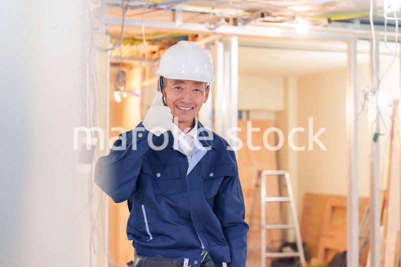 マンションのリフォーム現場で働く男性の大工