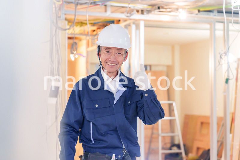 マンションのリフォーム現場で働く男性の大工