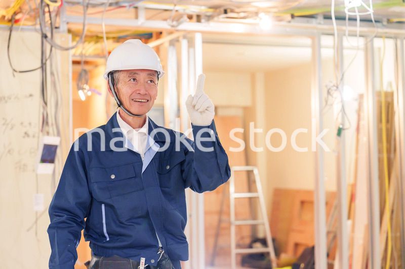 マンションのリフォーム現場で働く男性の大工