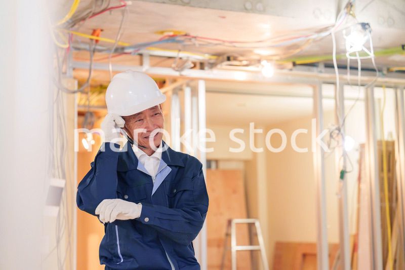 マンションのリフォーム現場で働く男性の大工