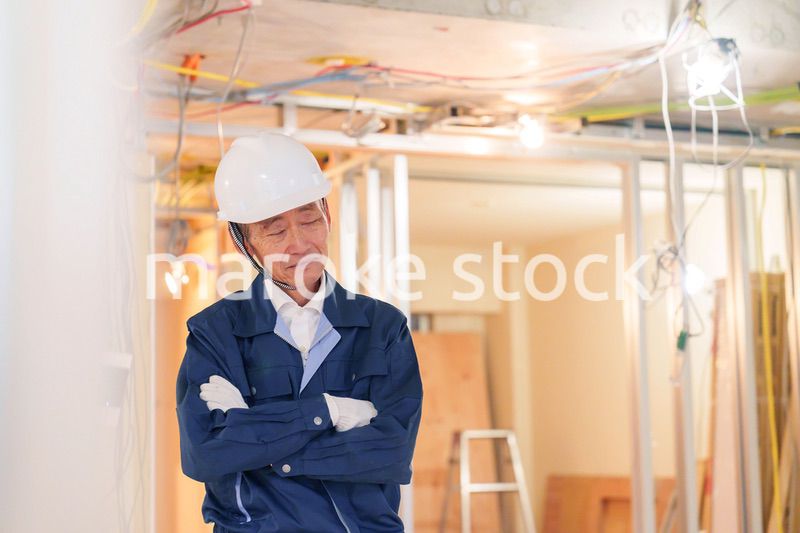 マンションのリフォーム現場で働く男性の大工