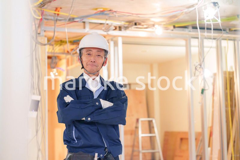 マンションのリフォーム現場で働く男性の大工