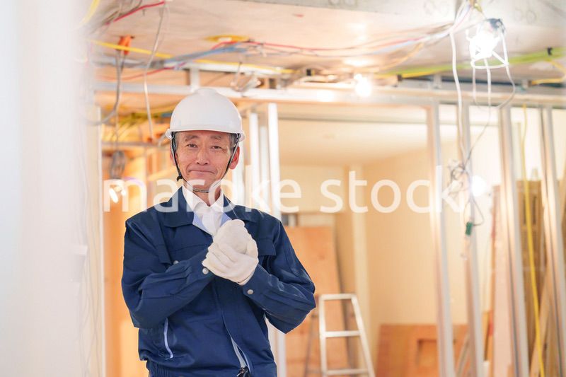 マンションのリフォーム現場で働く男性の大工