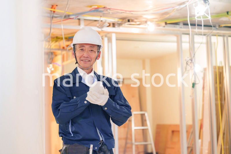 マンションのリフォーム現場で働く男性の大工