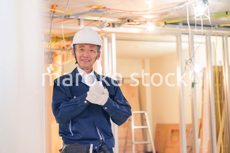 マンションのリフォーム現場で働く男性の大工