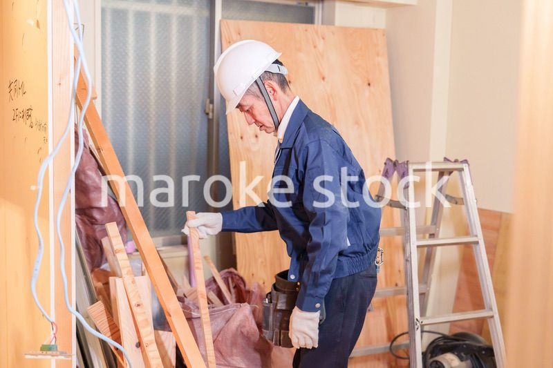 マンションのリフォーム現場で働く男性の大工