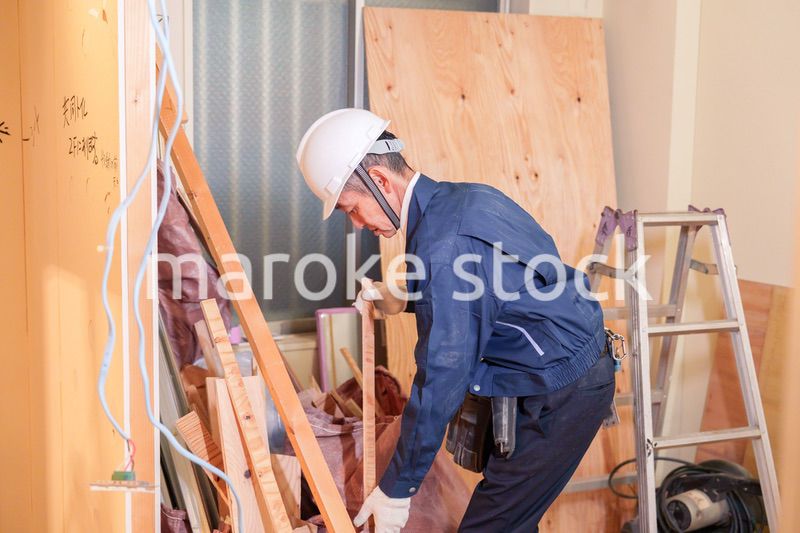 マンションのリフォーム現場で働く男性の大工